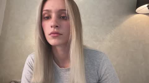 Snapshot of fflloowweerr chatting on October 19, 9:21 am Lisa online show from October 19, 9:21 am