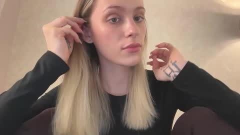 Snapshot of fflloowweerr chatting on November 28, 8:17 am Lisa online show from November 28, 8:17 am