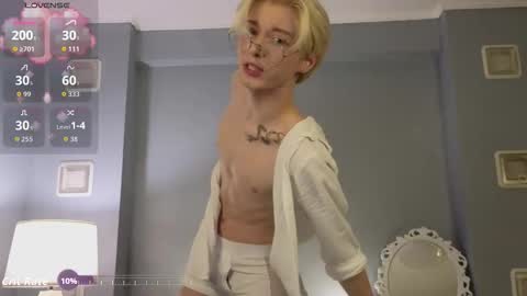 Snapshot of fiachand chatting on October 8, 7:44 pm Thomas online show from October 8, 7:44 pm