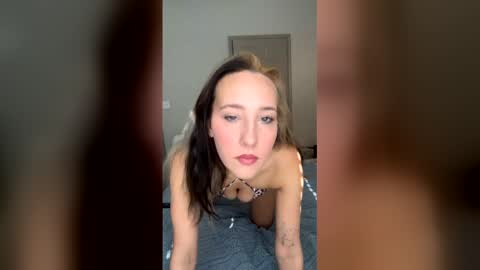 Snapshot of fineshytdaisy chatting on January 7, 6:21 pm fineshytdaisy online show from January 7, 6:21 pm