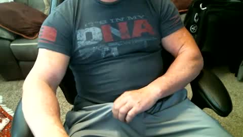 Snapshot of fitguy40 chatting on December 18, 8:25 pm fitguy40 online show from December 18, 8:25 pm