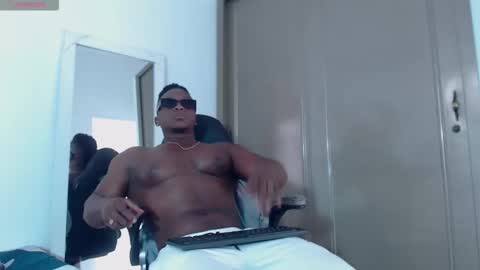 Snapshot of fitnjhonson chatting on February 14, 7:21 pm jhonson online show from February 14, 7:21 pm