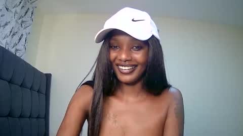 Snapshot of flirtyy_sheery chatting on December 23, 10:10 am sheery online show from December 23, 10:10 am