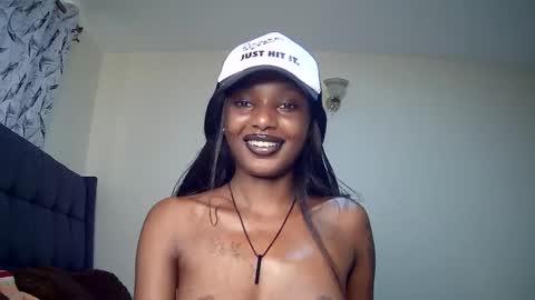 Snapshot of flirtyy_sheery chatting on January 5, 8:00 am sheery online show from January 5, 8:00 am