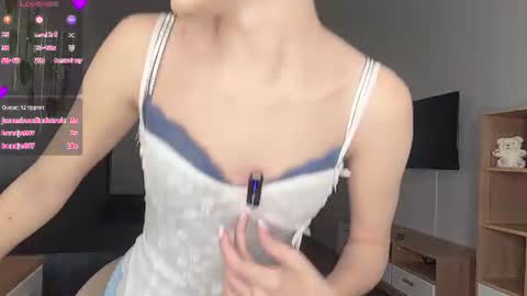 Snapshot of florenceheatly chatting on June 28, 10:21 am Flora online show from June 28, 10:21 am