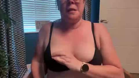 Snapshot of flossyishot chatting on May 27, 7:33 pm flossyishot online show from May 27, 7:33 pm