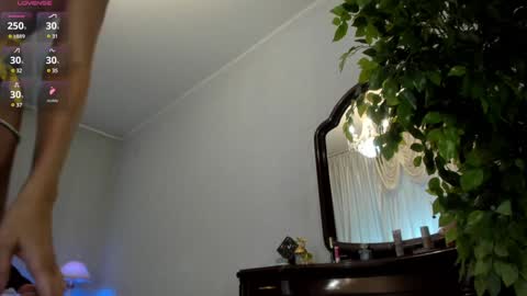 Snapshot of flower_nicole chatting on December 3, 9:00 am Nicole online show from December 3, 9:00 am