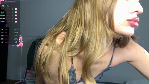 Snapshot of flowercandy33 chatting on January 7, 2:41 pm Flower online show from January 7, 2:41 pm