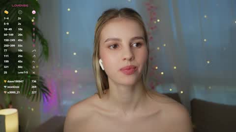 Snapshot of fluffy_angel chatting on December 2, 11:56 am Adeline online show from December 2, 11:56 am