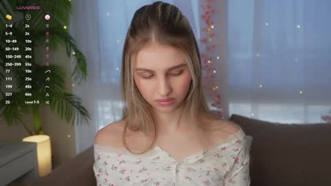 Snapshot of fluffy_angel chatting on December 16, 8:31 am Adeline online show from December 16, 8:31 am