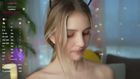 Snapshot of fluffy_angel chatting on December 23, 11:25 am Adeline online show from December 23, 11:25 am