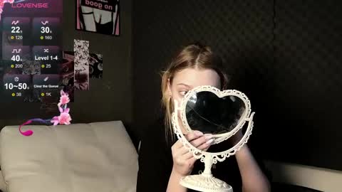 fluffy_cloude online show from May 17, 6:11 am
