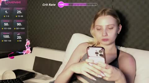 fluffy_cloude online show from May 20, 6:19 am
