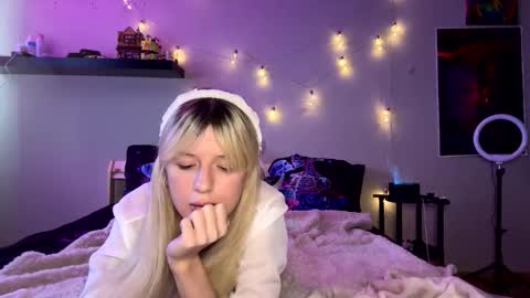 Snapshot of fluffy_delle chatting on September 23, 6:38 am Delle online show from September 23, 6:38 am