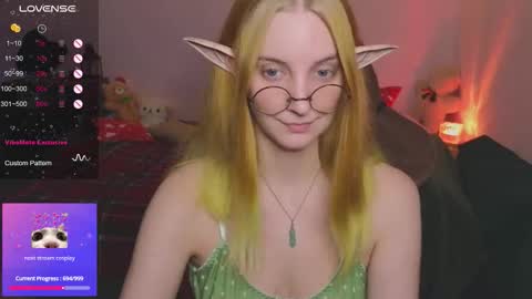 Snapshot of fluffy_muffin3 chatting on November 8, 11:43 am Agatha online show from November 8, 11:43 am