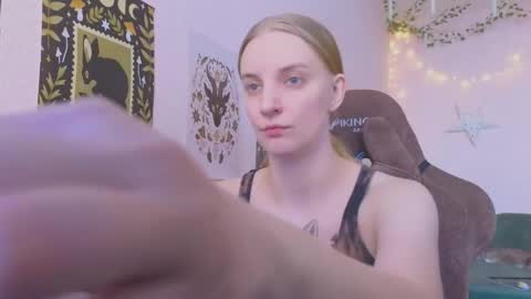 Snapshot of fluffy_muffin3 chatting on March 21, 9:36 am Agatha online show from March 21, 9:36 am