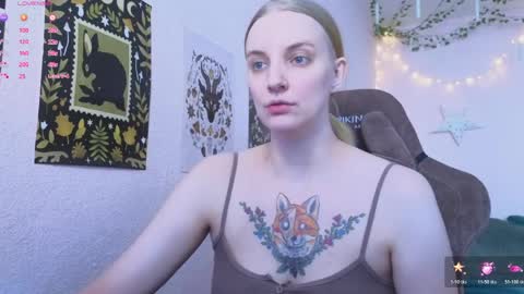 Snapshot of fluffy_muffin3 chatting on March 29, 9:42 am Agatha online show from March 29, 9:42 am