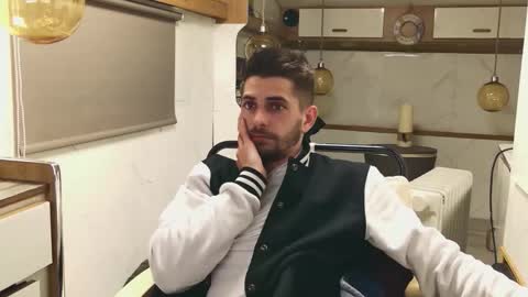 independent model online show from March 12, 6:47 pm