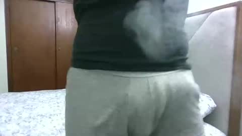 Snapshot of fonzi_flores chatting on February 10, 7:45 am fonzi_flores online show from February 10, 7:45 am