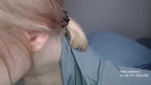 Snapshot of foxfrromearth chatting on October 4, 1:53 pm i am your baby Alien  online show from October 4, 1:53 pm