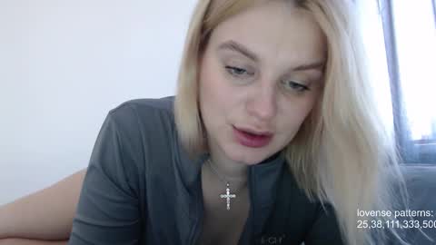 Snapshot of foxfrromearth chatting on October 19, 9:21 am i am your baby Alien  online show from October 19, 9:21 am