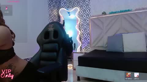 Snapshot of foxy_tay1 chatting on February 17, 7:20 pm Foxy online show from February 17, 7:20 pm