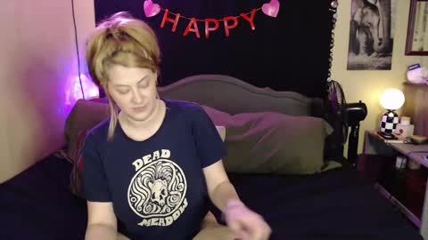 Snapshot of foxymalloryknoxy69 chatting on February 19, 7:39 am Mallory Koxx online show from February 19, 7:39 am