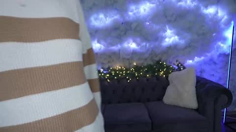 Snapshot of foxyrayy chatting on January 17, 3:55 am F O X online show from January 17, 3:55 am
