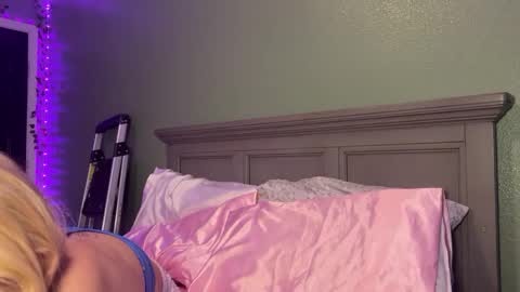 Snapshot of foxyroxie777 chatting on September 17, 6:37 am roxie online show from September 17, 6:37 am