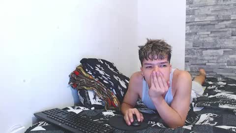 Snapshot of francesco_spank chatting on February 24, 8:03 pm FRANCESCO online show from February 24, 8:03 pm