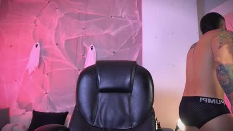 Snapshot of frankfarrellx chatting on November 2, 4:15 am Frank Farrell. Hey remember to give me a thumbs up Ty online show from November 2, 4:15 am