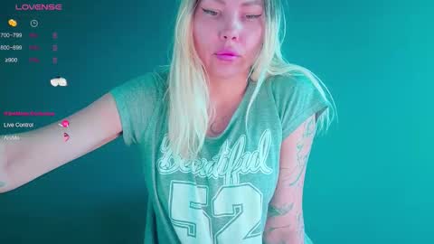 Snapshot of frankiefoxie chatting on October 24, 3:03 am Franky online show from October 24, 3:03 am