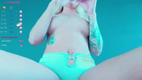 Snapshot of frankiefoxie chatting on October 25, 3:14 am Franky online show from October 25, 3:14 am