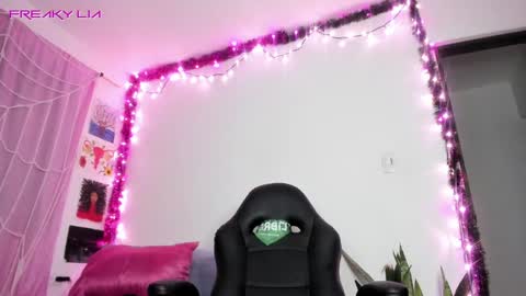 Snapshot of freaky_lia chatting on December 9, 1:51 am Lia Gomez online show from December 9, 1:51 am