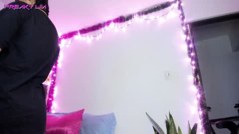 Snapshot of freaky_lia chatting on December 10, 12:28 am Lia Gomez online show from December 10, 12:28 am