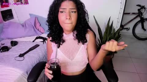 Snapshot of freaky_lia chatting on February 13, 10:22 pm Lia Gomez online show from February 13, 10:22 pm