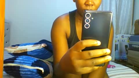 Snapshot of freakypetitebooty chatting on April 1, 4:24 am freaky online show from April 1, 4:24 am