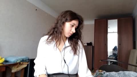 Mia online show from October 18, 7:20 am