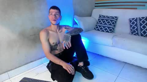 Snapshot of french_sexx chatting on February 18, 7:32 pm Xavier online show from February 18, 7:32 pm