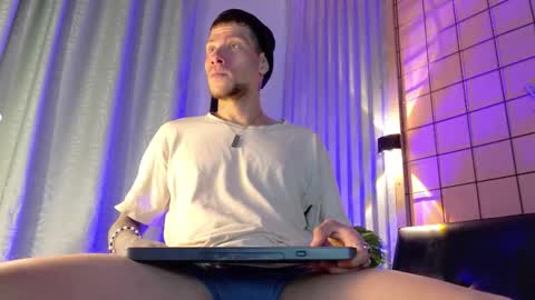 Snapshot of french_sexx chatting on February 26, 7:40 am Xavier online show from February 26, 7:40 am