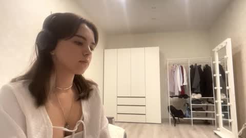 Snapshot of frosted_bloom chatting on October 1, 3:40 pm Emily online show from October 1, 3:40 pm