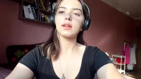 Snapshot of frosted_bloom chatting on October 11, 7:18 am Emily online show from October 11, 7:18 am