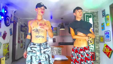 THOMAS AND DAMIAND online show from February 1, 7:02 pm