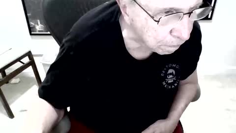 Snapshot of funclemike chatting on April 4, 4:00 am funclemike online show from April 4, 4:00 am