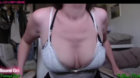 Snapshot of funnyaly chatting on May 28, 10:23 am funnyaly online show from May 28, 10:23 am