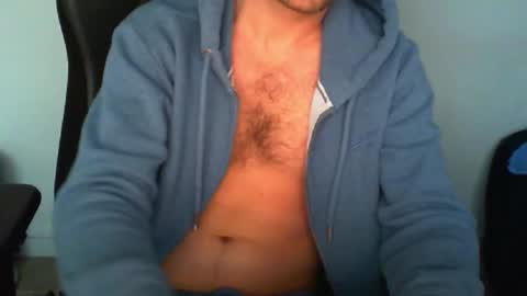 Snapshot of funnyeucouple chatting on February 10, 8:29 am YWhiteNiceMan online show from February 10, 8:29 am