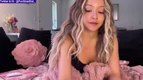 Snapshot of funsizedgal chatting on March 4, 11:00 pm Alice D online show from March 4, 11:00 pm