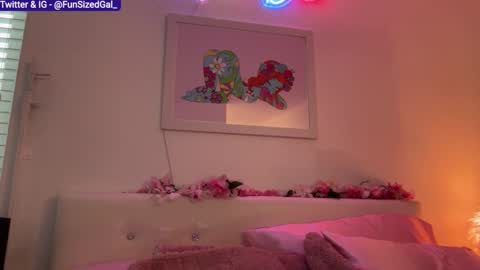 Snapshot of funsizedgal chatting on March 6, 10:15 pm Alice D online show from March 6, 10:15 pm
