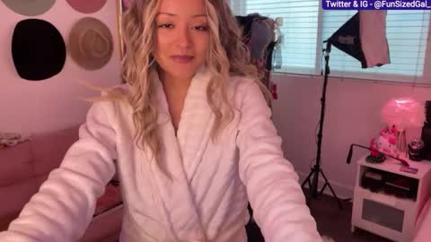 Snapshot of funsizedgal chatting on March 12, 9:03 pm Alice D online show from March 12, 9:03 pm