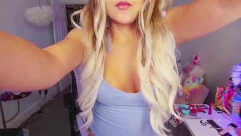Snapshot of funsizedgal chatting on September 25, 12:58 am Alice D online show from September 25, 12:58 am